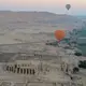 Photo de personnes survolant la Vallée des Rois et des Reines en montgolfière