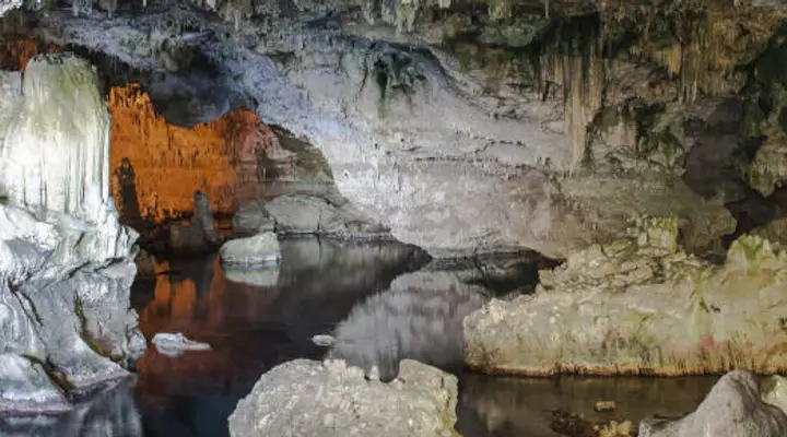 Vol pour Alghero - Explorez la Grotte de Neptune et ses formations spectaculaires Vol pour Alghero - Explorez la Grotte de Neptune et ses formations spectaculaires