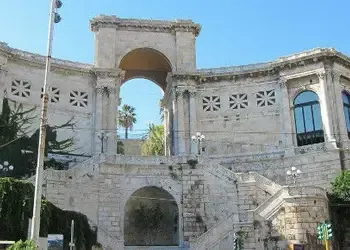 Admirez le Bastion Saint-Rémy à Cagliari, réservez un vol pas cher pour la Sardaigne