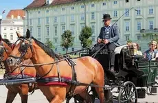 Promeneurs faisant un tour en calèche à Heldenplatz à Vienne Promeneurs faisant un tour en calèche à Heldenplatz à Vienne