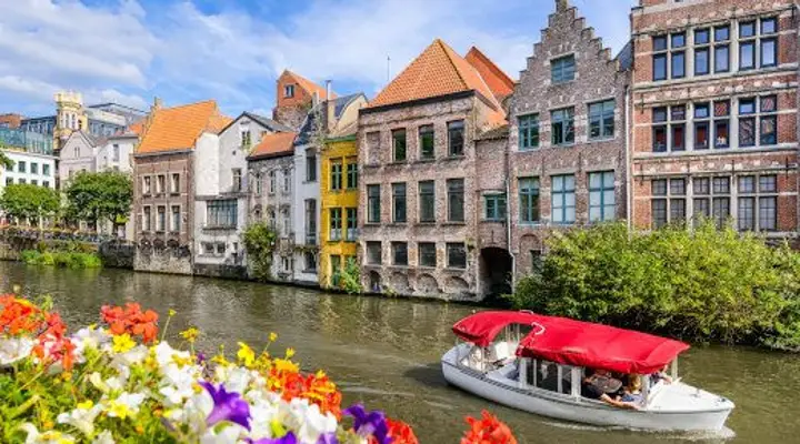 Une balade en bateau sur les canaux de Ghent Réservez un vol pas cher pour la Belgique et profitez d’une balade en bateau sur les canaux de Gand