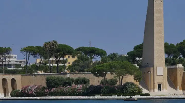 Réserver un vol pas cher pour Brindisi - Découvrez le Monument des Marins Italiens et son architecture imposante Réserver un vol pas cher pour Brindisi - Découvrez le Monument des Marins Italiens et son architecture imposante