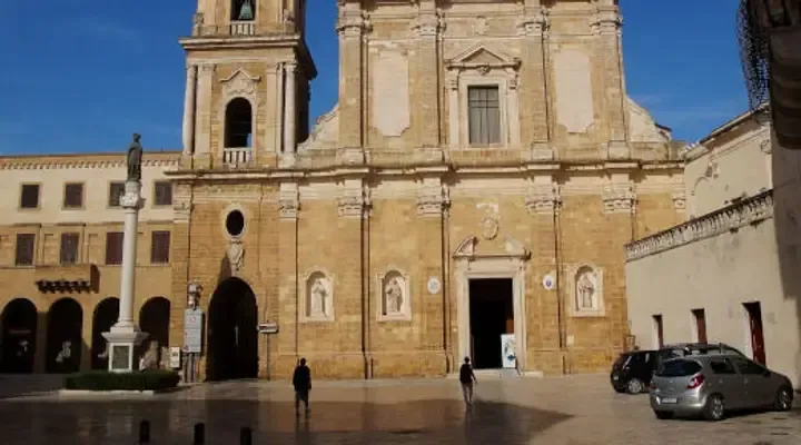 Billets avion Brindisi - Visitez la cathédrale historique et ses trésors architecturaux Billets avion Brindisi - Visitez la cathédrale historique et ses trésors architecturaux