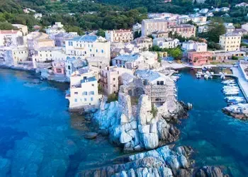 Découvrez la tour génoise d'Erbalunga avec un vol pas cher vers Bastia