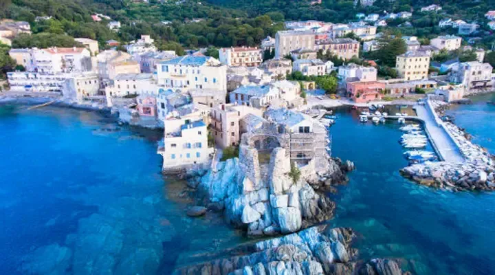 La Tour génoise d'Erbalunga Découvrez la tour génoise d'Erbalunga avec un vol pas cher vers Bastia