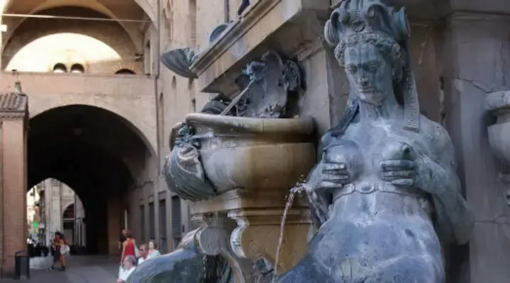 La Fontaine de Neptune Vol pas cher pour Bologne - Visitez la Fontaine de Neptune et la place centrale