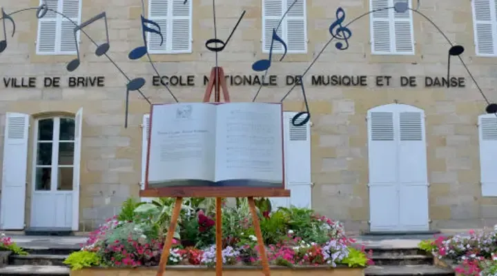 Découvrez l'école de musique et de danse de Brive-la-Gaillarde avec un vol pas cher Découvrez l'école de musique et de danse de Brive-la-Gaillarde avec un vol pas cher