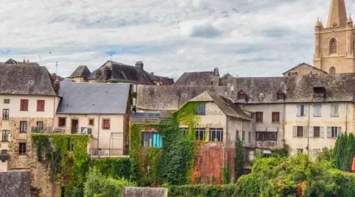 Explorez le village de Donzenac près de Brive-la-Gaillarde, trouvez un vol pas cher Explorez le village de Donzenac près de Brive-la-Gaillarde, trouvez un vol pas cher