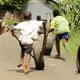 Photo d'enfants faisant une course de roue à  Mayotte