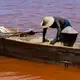 Photo d'un pêcheur dans le lac rouge au Sénégal