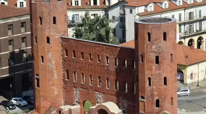 Porte Palatine de Turin Billets avion Turin - Visitez la Porte Palatine, vestige de l’époque romaine