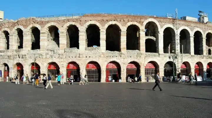 Arènes de Vérone Billet avion pas cher Vérone - Découvrez les célèbres arènes romaines