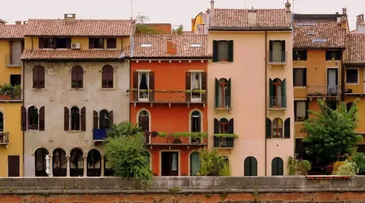 Maisons colorées de Vérone Réserver un vol pas cher pour Vérone - Explorez les maisons colorées et l’ambiance italienne