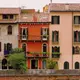 Vue des maisons colorées en bordure de rivière à Vérone