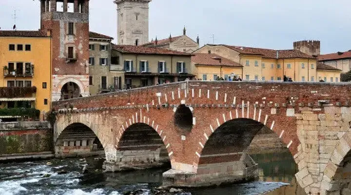 Pont de pierre de Vérone Billets avion Vérone - Admirez le Pont de Pierre et la vue sur l’Adige