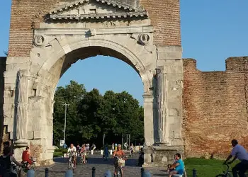 Billet avion pas cher Rimini - Découvrez l’Arc d’Auguste, vestige de l’Empire romain