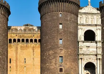 Billet avion pas cher pour Naples - Visitez le Castel Nuovo et son histoire royale