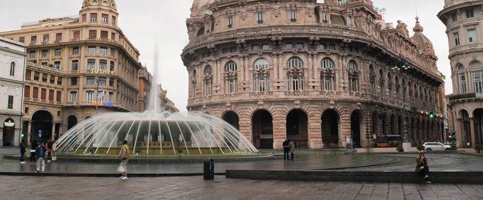 Vol pas cher pour Gênes - Visitez la place Raphaël de Ferrari et ses monuments emblématiques
