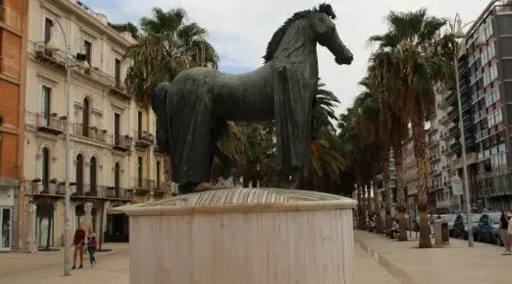 Admirez la statue Cavallo con Gualdrappa à Bari, organisez facilement votre voyage à Bari Admirez la statue Cavallo con Gualdrappa à Bari, organisez facilement votre voyage à Bari