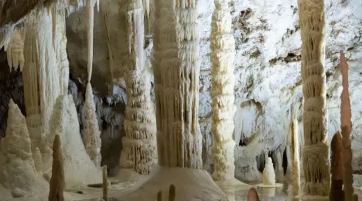 Billets avion Ancône - Visitez la spectaculaire Grotte de Frasassi Billets avion Ancône - Visitez la spectaculaire Grotte de Frasassi