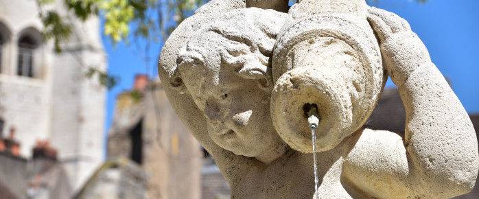 Découvrez la Fontaine de l'Enfant à l'Amphore, réservez un vol pas cher à destination de Dole