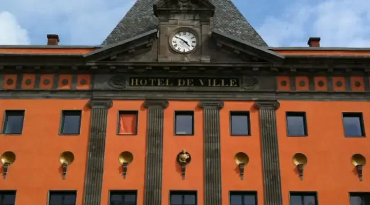 Découvrez l'Hôtel de Ville d'Aurillac, réservez un vol pas cher pour le Cantal Découvrez l'Hôtel de Ville d'Aurillac, réservez un vol pas cher pour le Cantal