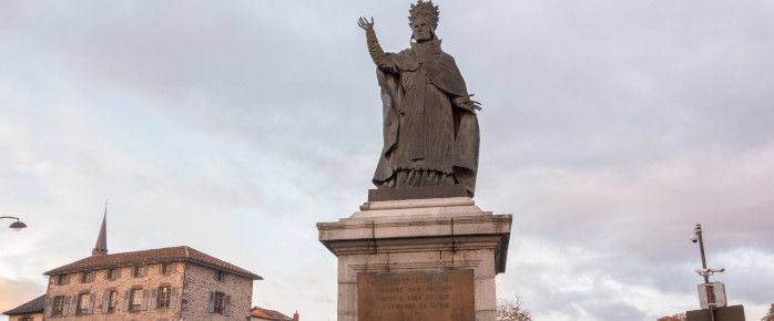 Admirez la statue du Pape Gerbert, trouvez un billet d'avion pas cher pour Aurillac