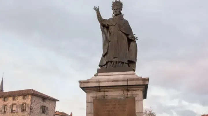 Admirez la statue du Pape Gerbert, trouvez un billet d'avion pas cher pour Aurillac Admirez la statue du Pape Gerbert, trouvez un billet d'avion pas cher pour Aurillac