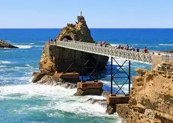 Découvrez le Rocher de la Vierge avec un vol pas cher pour Biarritz