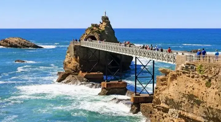 Découvrez le Rocher de la Vierge avec un vol pas cher pour Biarritz Découvrez le Rocher de la Vierge avec un vol pas cher pour Biarritz