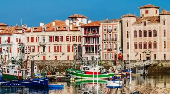 Explorez le port de Saint-Jean-de-Luz, réservez un billet d'avion pas cher à destination de Biarritz Explorez le port de Saint-Jean-de-Luz, réservez un billet d'avion pas cher à destination de Biarritz