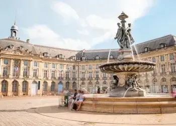Découvrez la Place de la Bourse avec un vol pas cher vers Bordeaux