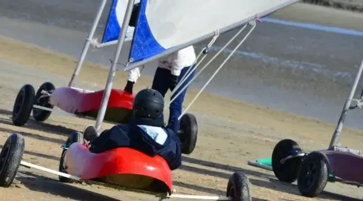 Faites du char à voile sur la plage de Caen, trouvez un vol pas cher Faites du char à voile sur la plage de Caen, trouvez un vol pas cher