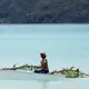 Vue d'un pécheur sur sa pirogue à Bora Bora