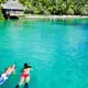 Vue de personnes pratiquant du snorkeling à Tahiti