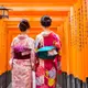 Photo de 2 geishas dans un temple à Kyoto au Japon