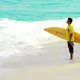 Photo d'un surfeur sur une plage de Malé
