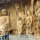 Photo de statues devant les grottes de Longmen en Chine