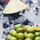Photo d'un marchand de fruits ambulant à Hanoi