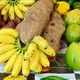 Photo de différents fruits exotiques sur un marché aux Antilles