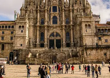 Prenez un billet d'avion pour Santiago au meilleur prix et visitez la Cathédrale Saint-Jacques de Compostelle