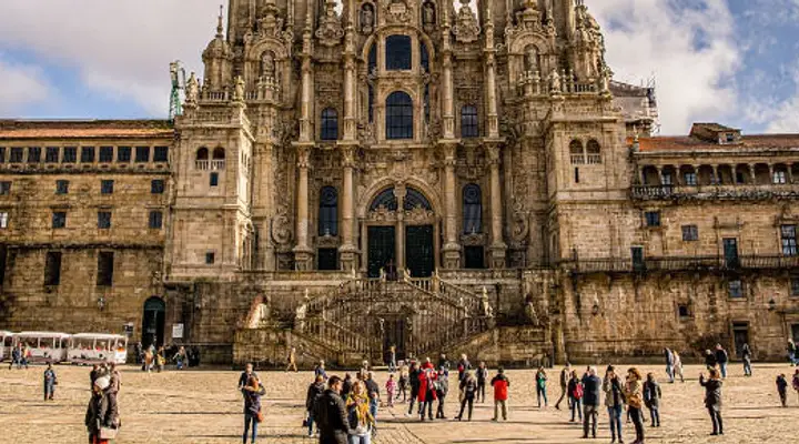 La Cathédrale Saint-Jacques de Compostelle Prenez un billet d'avion pour Santiago au meilleur prix et visitez la Cathédrale Saint-Jacques de Compostelle