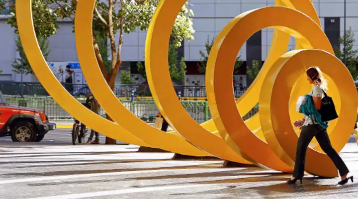 La spirale jaune du quartier des affaires de Santiago Partez en vacances à Santiago au Chili
