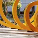 Photo de la spirale jaune du quartier des affaires de Santiago