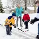 Photo d'une famille canadienne jouant au hockey sur glace dans leur jardin