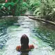 Vue d'une femme se baignant au milieu de la jungle au Costa Rica
