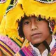 Photo d'un jeune garçon péruvien en costume traditionnel