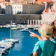 Photo d'une mère et son enfant sur le port de Dubrovnik
