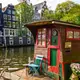 Photo d'une maison sur l'eau sur les canaux d'Amsterdam