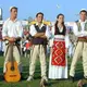 Vue d'une fête avec des personnes habillées en costumes traditionnels au Kosovo
